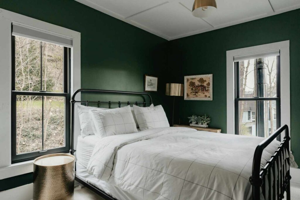 Deep Green Cozy Bedroom Retreat