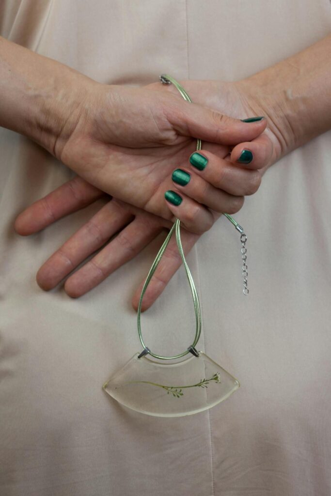 glossy emerald green short nails elegant manicure style